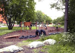 Den naturlika hinderbanan är ett populärt tillskott i parken